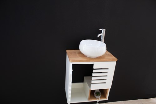 ארון אמבטיה תלוי רוחב 55 ס"מ בעומק 33 ס"מ צבע לבן מבריק עם משטח עץ מלא להנחת כיור מונח דגם סלפורד