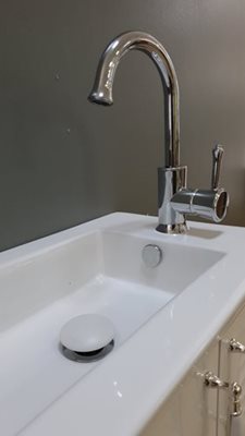 ארון אמבטיה תלוי לפי מידה רוחב עומק וצבע לפי בחירתך עם כיור משטח חרס שקוע דגם סול