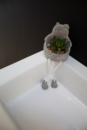 ארון אמבטיה תלוי לפי מידה רוחב עומק וצבע לפי בחירתך עם כיור משטח חרס שקוע דגם סול