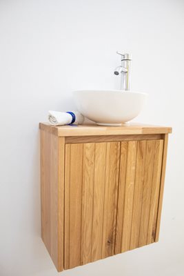 ארון אמבטיה תלוי רוחב 47 ס"מ בעומק 24 ס"מ עשוי מעץ מלא אלון מבוקע עם משטח עץ מלא להנחת כיור מונח דגם צוקר