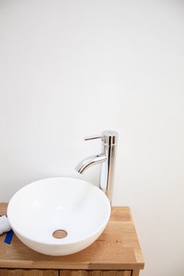 ארון אמבטיה תלוי רוחב 47 ס"מ בעומק 24 ס"מ עשוי מעץ מלא אלון מבוקע עם משטח עץ מלא להנחת כיור מונח דגם צוקר