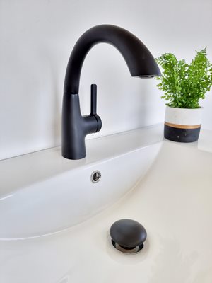 ארון אמבטיה תלוי לפי מידה רוחב ועומק וצבע דופן לפי בחירתך עשוי מעץ מלא אלון מבוקע עם כיור משטח חרס שקוע דגם גליל