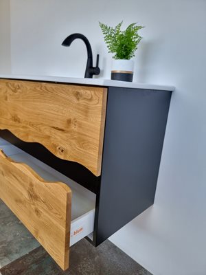 ארון אמבטיה תלוי לפי מידה רוחב ועומק וצבע דופן לפי בחירתך עשוי מעץ מלא אלון מבוקע עם כיור משטח חרס שקוע דגם גליל