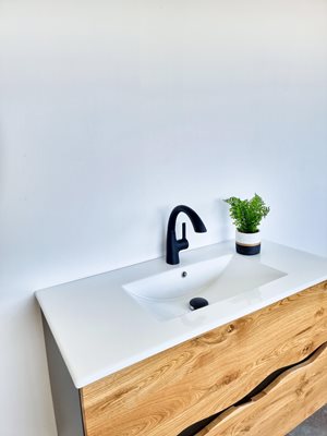 ארון אמבטיה תלוי לפי מידה רוחב ועומק וצבע דופן לפי בחירתך עשוי מעץ מלא אלון מבוקע עם כיור משטח חרס שקוע דגם גליל