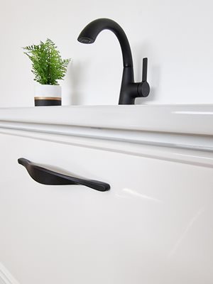 ארון אמבטיה תלוי לפי מידה רוחב וצבע לפי בחירתך עם כיור משטח חרס שקוע דגם קוסטה