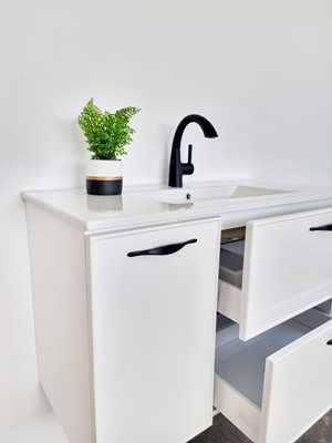 ארון אמבטיה תלוי לפי מידה רוחב וצבע לפי בחירתך עם כיור משטח חרס שקוע דגם קוסטה