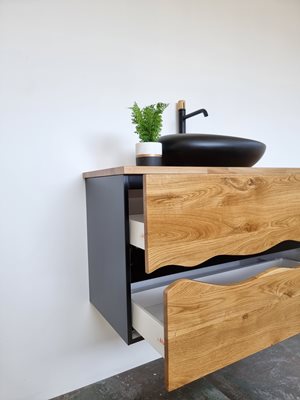 ארון אמבטיה תלוי לפי מידה רוחב עומק וצבע דופן לפי בחירתך עשוי מעץ מלא אלון מבוקע עם משטח להנחת כיור מונח דגם גלי