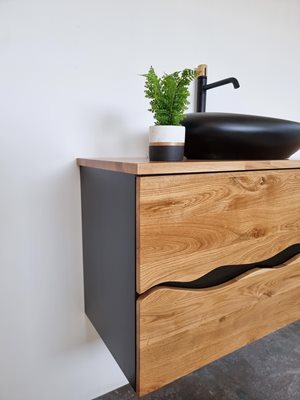 ארון אמבטיה תלוי לפי מידה רוחב עומק וצבע דופן לפי בחירתך עשוי מעץ מלא אלון מבוקע עם משטח להנחת כיור מונח דגם גלי