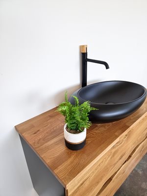 ארון אמבטיה תלוי לפי מידה רוחב עומק וצבע דופן לפי בחירתך עשוי מעץ מלא אלון מבוקע עם משטח להנחת כיור מונח דגם גלי