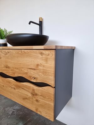 ארון אמבטיה תלוי לפי מידה רוחב עומק וצבע דופן לפי בחירתך עשוי מעץ מלא אלון מבוקע עם משטח להנחת כיור מונח דגם גלי