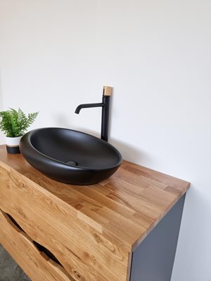 ארון אמבטיה תלוי לפי מידה רוחב עומק וצבע דופן לפי בחירתך עשוי מעץ מלא אלון מבוקע עם משטח להנחת כיור מונח דגם גלי