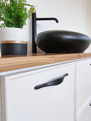 ארון אמבטיה תלוי לפי מידה רוחב עומק וצבע לפי בחירתך עם משטח עץ מלא להנחת כיור מונח דגם דובאי