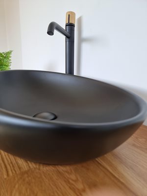 ארון אמבטיה תלוי לפי מידה רוחב עומק וצבע לפי בחירתך עם משטח עץ מלא להנחת כיור מונח דגם דובאי