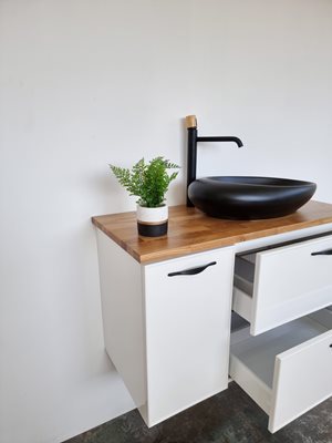 ארון אמבטיה תלוי לפי מידה רוחב עומק וצבע לפי בחירתך עם משטח עץ מלא להנחת כיור מונח דגם דובאי