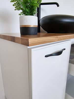 ארון אמבטיה תלוי לפי מידה רוחב עומק וצבע לפי בחירתך עם משטח עץ מלא להנחת כיור מונח דגם דובאי