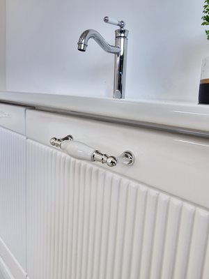 ארון אמבטיה תלוי לפי מידה רוחב וצבע לפי בחירתך עם כיור משטח חרס שקוע דגם רוסטוק