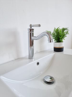 ארון אמבטיה תלוי לפי מידה רוחב וצבע לפי בחירתך עם כיור משטח חרס שקוע דגם רוסטוק