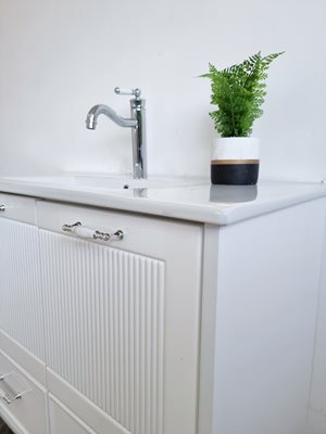 ארון אמבטיה תלוי לפי מידה רוחב וצבע לפי בחירתך עם כיור משטח חרס שקוע דגם רוסטוק