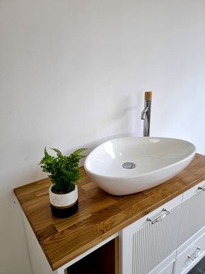 ארון אמבטיה תלוי לפי מידה רוחב עומק וצבע לפי בחירתך עם משטח עץ מלא להנחת כיור מונח דגם פוסן