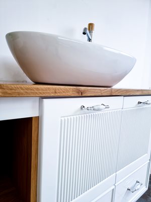 ארון אמבטיה תלוי לפי מידה רוחב עומק וצבע לפי בחירתך עם משטח עץ מלא להנחת כיור מונח דגם פוסן