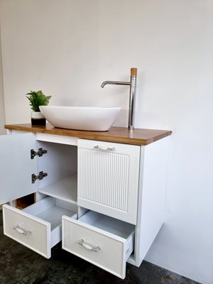 ארון אמבטיה תלוי לפי מידה רוחב עומק וצבע לפי בחירתך עם משטח עץ מלא להנחת כיור מונח דגם פוסן