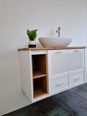 ארון אמבטיה תלוי לפי מידה רוחב עומק וצבע לפי בחירתך עם משטח עץ מלא להנחת כיור מונח דגם פוסן