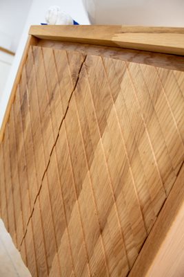 ארון אמבטיה תלוי רוחב 55 ס"מ בעומק 33 ס"מ עשוי מעץ מלא אלון מבוקע עם משטח עץ מלא להנחת כיור מונח דגם קומו