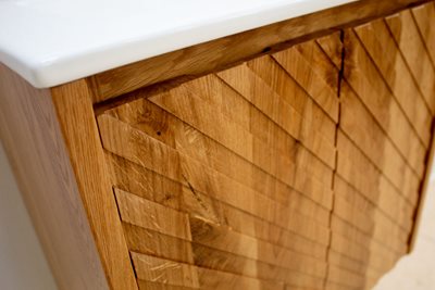 ארון אמבטיה תלוי רוחב 55 ס"מ בעומק 33 ס"מ עשוי מעץ מלא אלון מבוקע עם כיור משטח חרס שקוע דגם הובז