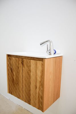 ארון אמבטיה תלוי רוחב 55 ס"מ בעומק 33 ס"מ עשוי מעץ מלא אלון מבוקע עם כיור משטח חרס שקוע דגם הובז