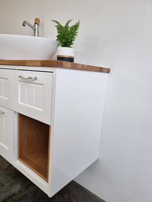 ארון אמבטיה תלוי לפי מידה רוחב עומק וצבע לפי בחירתך עם משטח עץ מלא להנחת כיור מונח דגם בישו