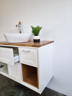 ארון אמבטיה תלוי לפי מידה רוחב עומק וצבע לפי בחירתך עם משטח עץ מלא להנחת כיור מונח דגם בישו