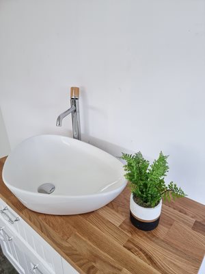 ארון אמבטיה תלוי לפי מידה רוחב עומק וצבע לפי בחירתך עם משטח עץ מלא להנחת כיור מונח דגם בישו