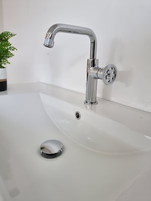 ארון אמבטיה תלוי לפי מידה רוחב וצבע לפי בחירתך עם כיור משטח חרס שקוע דגם ויקטוריה