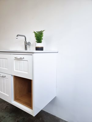 ארון אמבטיה תלוי לפי מידה רוחב וצבע לפי בחירתך עם כיור משטח חרס שקוע דגם ויקטוריה