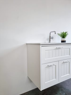 ארון אמבטיה תלוי לפי מידה רוחב וצבע לפי בחירתך עם כיור משטח חרס שקוע דגם ויקטוריה