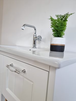 ארון אמבטיה תלוי לפי מידה רוחב וצבע לפי בחירתך עם כיור משטח חרס שקוע דגם ויקטוריה