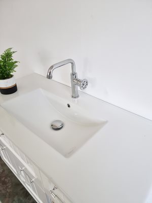 ארון אמבטיה תלוי לפי מידה רוחב וצבע לפי בחירתך עם כיור משטח חרס שקוע דגם ויקטוריה