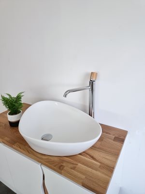 ארון אמבטיה תלוי לפי מידה רוחב עומק וצבע לפי בחירתך עם משטח עץ מלא להנחת כיור מונח דגם הילטון