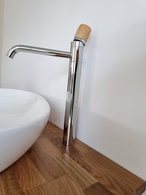 ארון אמבטיה תלוי לפי מידה רוחב עומק וצבע לפי בחירתך עם משטח עץ מלא להנחת כיור מונח דגם הילטון