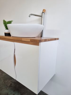 ארון אמבטיה תלוי לפי מידה רוחב עומק וצבע לפי בחירתך עם משטח עץ מלא להנחת כיור מונח דגם הילטון