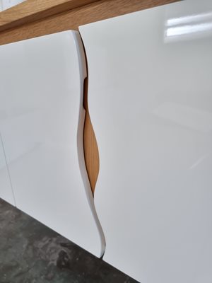 ארון אמבטיה תלוי לפי מידה רוחב עומק וצבע לפי בחירתך עם משטח עץ מלא להנחת כיור מונח דגם הילטון