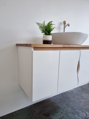 ארון אמבטיה תלוי לפי מידה רוחב עומק וצבע לפי בחירתך עם משטח עץ מלא להנחת כיור מונח דגם הילטון