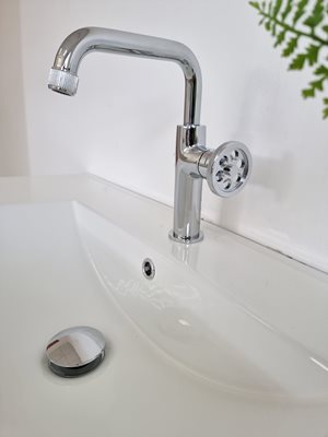 ארון אמבטיה תלוי לפי מידה רוחב עומק וצבע לפי בחירתך עם כיור משטח חרס שקוע דגם סאנדי