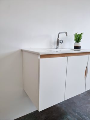 ארון אמבטיה תלוי לפי מידה רוחב עומק וצבע לפי בחירתך עם כיור משטח חרס שקוע דגם סאנדי