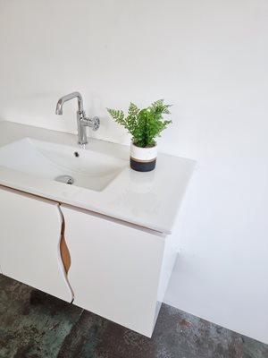 ארון אמבטיה תלוי לפי מידה רוחב עומק וצבע לפי בחירתך עם כיור משטח חרס שקוע דגם סאנדי