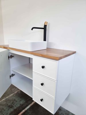 ארון אמבטיה תלוי לפי מידה רוחב עומק וצבע לפי בחירתך עם משטח עץ מלא להנחת כיור מונח דגם הולנד