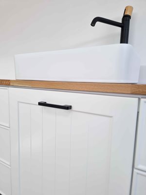 ארון אמבטיה תלוי לפי מידה רוחב עומק וצבע לפי בחירתך עם משטח עץ מלא להנחת כיור מונח דגם הולנד