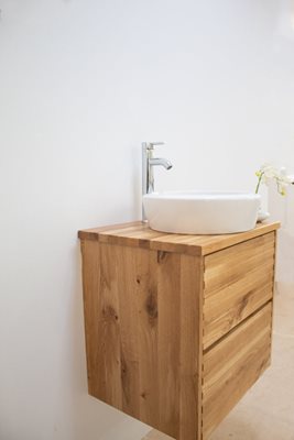 ארון אמבטיה תלוי רוחב 60 ס"מ בעומק 46 ס"מ עשוי מעץ מלא אלון מבוקע עם משטח עץ מלא להנחת כיור מונח דגם ויסלר