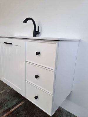 ארון אמבטיה תלוי לפי מידה רוחב וצבע לפי בחירתך עם כיור משטח חרס שקוע דגם צרפת