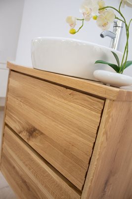 ארון אמבטיה תלוי רוחב 60 ס"מ בעומק 46 ס"מ עשוי מעץ מלא אלון מבוקע עם משטח עץ מלא להנחת כיור מונח דגם ויסלר